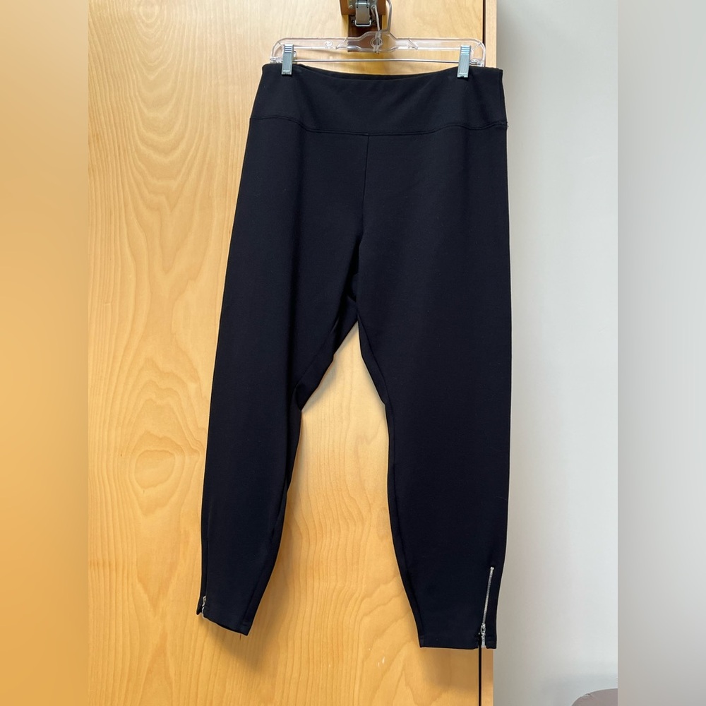 Black heavy weight leggings.